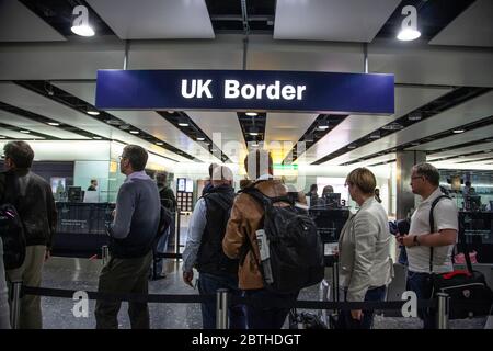 La borne de contrôle des passeports aux frontières du Royaume-Uni 3 l'aéroport de Heathrow, Angleterre, Royaume-Uni, UK Banque D'Images