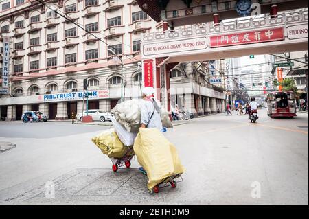 Photos de la circulation à la jonction animée de l'Arc d'amitié philippin chinois dans le quartier de Binondo Chinatown à Manille Philippines. Banque D'Images