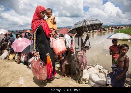 Mère et enfant réfugiés marchant, réfugié Rohingya au Bangladesh Banque D'Images