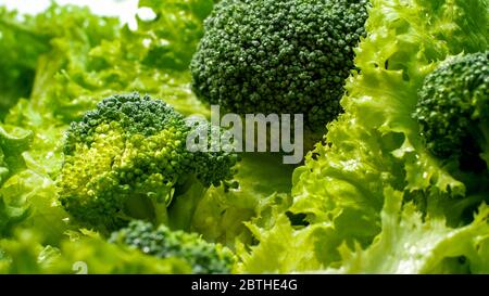 Photo macro de brocoli vert frais et de feuilles de laitue dans la salade. Contexte pour des aliments sains et des produits sans OGM.alimentation et légumes frais Banque D'Images