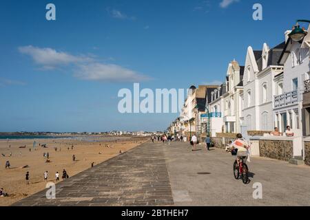 Les gens qui marchent le long de la promenade de front de mer. Saint Malo, Bretagne, France Banque D'Images