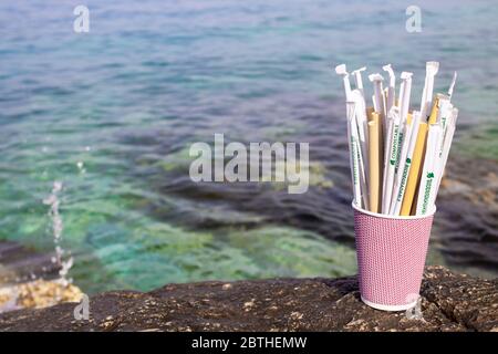 Grèce-Athènes-20.05.2020. Plusieurs remplacements de tubes à cocktail en plastique, de bioplastiques et de bambou dans la tasse en papier. Banque D'Images