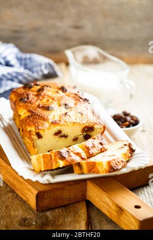 Gâteau fait maison avec raisins secs Banque D'Images