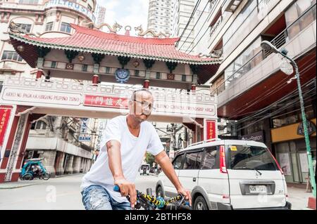 Photos de la circulation à la jonction animée de l'Arc d'amitié philippin chinois dans le quartier de Binondo Chinatown à Manille Philippines. Banque D'Images