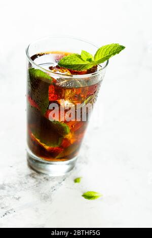 Thé glacé rafraîchissant à la fraise et à la menthe fraîche Banque D'Images