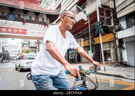 Photos de la circulation à la jonction animée de l'Arc d'amitié philippin chinois dans le quartier de Binondo Chinatown à Manille Philippines. Banque D'Images