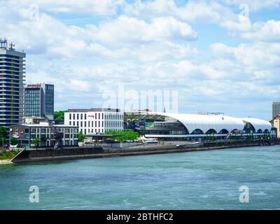 Rhin avec centre commercial Rhein-Galerie (Ludwigshafen/Allemagne) Banque D'Images