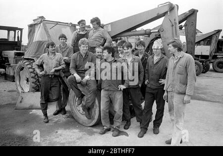 30 novembre 1984, Saxe, Delitzsch: Une brigade de jeunes dans le Kreisbetrieb für Landtechnik (KFL) affronte le photographe au milieu des années 1980. Date exacte de la photo inconnue. Photo: Volkmar Heinz/dpa-Zentralbild/ZB Banque D'Images