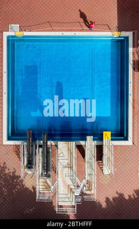 Chemnitz, Allemagne. 26 septembre 2017. Un employé est occupé avec les dernières préparations avant le début de la saison à la piscine de plongée dans la piscine extérieure de Gablenz. Les piscines en plein air de Chemnitz ouvriront à nouveau le 30 mai. En raison de la corona, cependant, le nombre de baigneurs sera limité et il ne sera pas possible de louer des chaises longues et des équipements sportifs. (Vue aérienne avec drone). Credit: Jan Woitas/dpa-Zentralbild/ZB/dpa/Alay Live News Banque D'Images