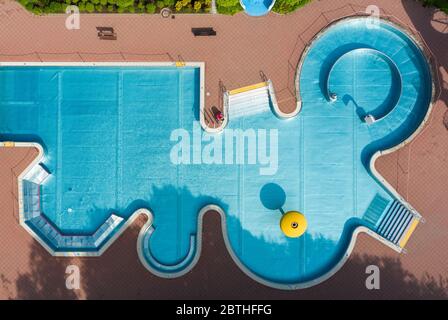 Chemnitz, Allemagne. 26 septembre 2017. Un employé est occupé avec les dernières préparations avant le début de la saison dans la piscine extérieure de Gablenz. Les piscines en plein air de Chemnitz ouvrent à nouveau le 30 mai. En raison de la corona, cependant, le nombre de baigneurs sera limité et il ne sera pas possible de louer des chaises longues et des équipements sportifs. (Vue aérienne avec drone). Credit: Jan Woitas/dpa-Zentralbild/ZB/dpa/Alay Live News Banque D'Images