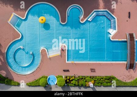 Chemnitz, Allemagne. 26 septembre 2017. Un employé est occupé avec les dernières préparations avant le début de la saison dans la piscine extérieure de Gablenz. Les piscines en plein air de Chemnitz ouvrent à nouveau le 30 mai. En raison de la corona, cependant, le nombre de baigneurs sera limité et il ne sera pas possible de louer des chaises longues et des équipements sportifs. (Vue aérienne avec drone). Credit: Jan Woitas/dpa-Zentralbild/ZB/dpa/Alay Live News Banque D'Images