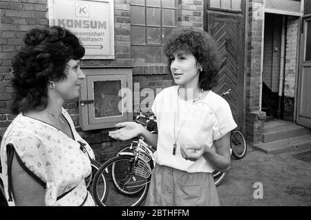 30 novembre 1984, Saxe, Delitzsch: Parler de deux jeunes femmes devant la branche du Konsum Genossenschaft Delitzsch au milieu des années 1980. Date exacte de l'enregistrement inconnue. Photo: Volkmar Heinz/dpa-Zentralbild/ZB Banque D'Images