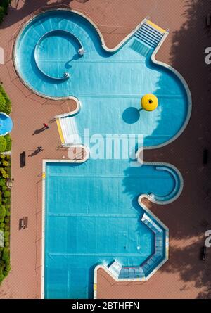 Chemnitz, Allemagne. 26 septembre 2017. Un employé est occupé avec les dernières préparations avant le début de la saison dans la piscine extérieure de Gablenz. Les piscines en plein air de Chemnitz ouvrent à nouveau le 30 mai. En raison de la corona, cependant, le nombre de baigneurs sera limité et il ne sera pas possible de louer des chaises longues et des équipements sportifs. (Vue aérienne avec drone). Credit: Jan Woitas/dpa-Zentralbild/ZB/dpa/Alay Live News Banque D'Images