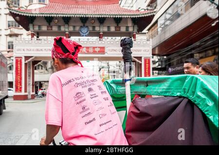 Photos de la circulation à la jonction animée de l'Arc d'amitié philippin chinois dans le quartier de Binondo Chinatown à Manille Philippines. Banque D'Images