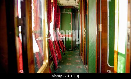 Intérieur de train express vintage avec moquette et portes en bois Banque D'Images
