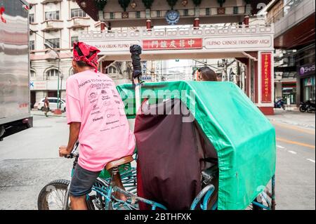 Photos de la circulation à la jonction animée de l'Arc d'amitié philippin chinois dans le quartier de Binondo Chinatown à Manille Philippines. Banque D'Images