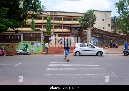 Les étudiants qui se présentent à l'examen Goa SSC de classe 10 quittent un centre d'examen à Ponda, où ils portent un masque, dans le contexte de la pandémie de coronavirus Banque D'Images