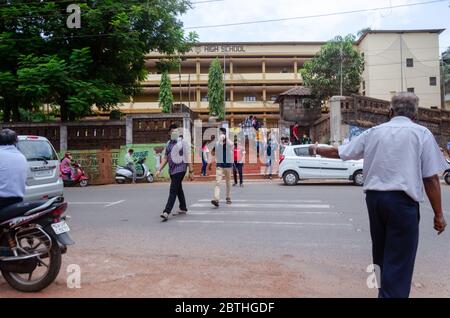 Les étudiants qui se présentent à l'examen Goa SSC de classe 10 quittent un centre d'examen à Ponda, où ils portent un masque, dans le contexte de la pandémie de coronavirus Banque D'Images