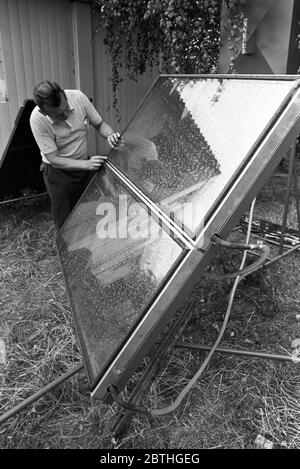 30 novembre 1984, Saxe, Delitzsch: Des panneaux solaires de toit sont montés sur un petit bâtiment près de Delitzsch au milieu des années 1980. Date exacte de l'enregistrement inconnue. Photo: Volkmar Heinz/dpa-Zentralbild/ZB Banque D'Images