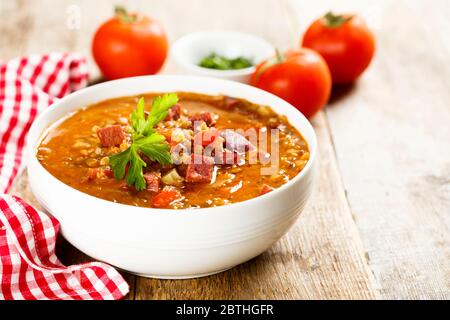 Réchauffer la soupe de lentilles avec des saucisses et des légumes Banque D'Images