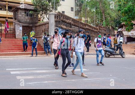 Les étudiants qui se présentent à l'examen Goa SSC de classe 10 quittent un centre d'examen à Ponda, où ils portent un masque, dans le contexte de la pandémie de coronavirus Banque D'Images