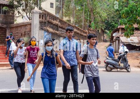 Les étudiants qui se présentent à l'examen Goa SSC de classe 10 quittent un centre d'examen à Ponda. Certains portaient un masque alors que d'autres ne portaient pas de masque. Banque D'Images