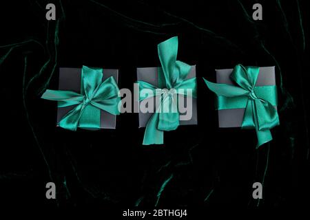 Boîtes-cadeaux noires de luxe avec ruban vert Banque D'Images