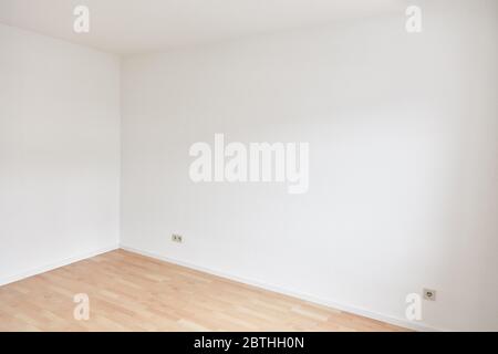 Coin sur deux murs dans une pièce vide avant de déménager dans un nouvel appartement Banque D'Images