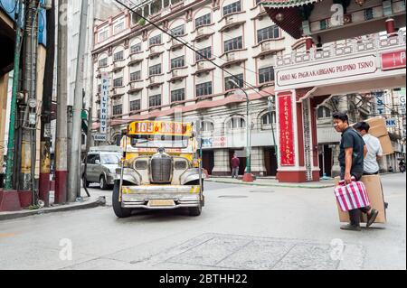 Photos de la circulation à la jonction animée de l'Arc d'amitié philippin chinois dans le quartier de Binondo Chinatown à Manille Philippines. Banque D'Images