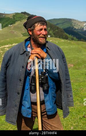 Cindrel Mountains, Roumanie - Mai 2020 : berger authentique de Roumanie dans les Carpates Mountains Banque D'Images