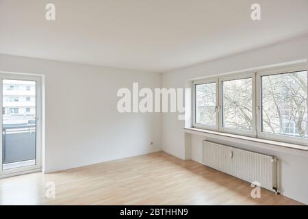 Chambre vide avec balcon et fenêtre comme salon lumineux dans l'appartement après rénovation Banque D'Images