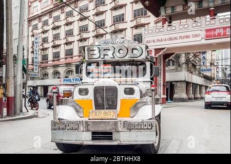 Photos de la circulation à la jonction animée de l'Arc d'amitié philippin chinois dans le quartier de Binondo Chinatown à Manille Philippines. Banque D'Images