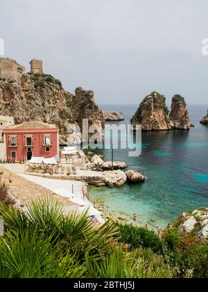 le célèbre tonnara di scopello en sicile d'en haut avec la mer méditerranée et son eau cristalline Banque D'Images