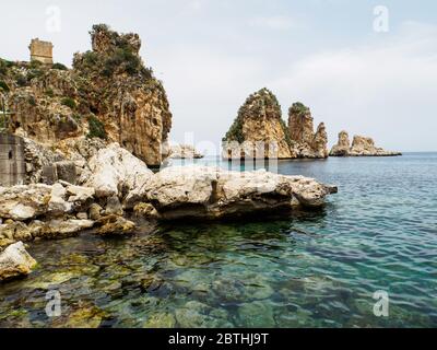 formations rocheuses et eau cristalline en sicile, près de la célèbre tonnara di scopello Banque D'Images