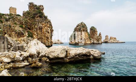 formations rocheuses et eau cristalline en sicile, près de la célèbre tonnara di scopello Banque D'Images