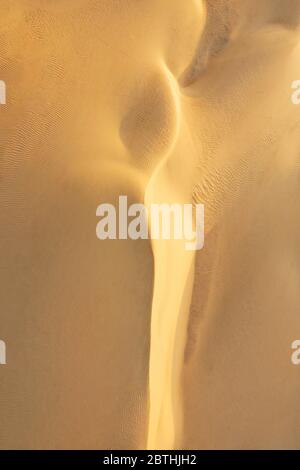 Vue aérienne d'une belle dune de sable à la lumière du matin. Banque D'Images