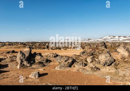 La zone géothermique de Leirhnjúkur, près de Myvatn, au nord-est de l'Islande. En arrière-plan est le volcan de Krafla Banque D'Images