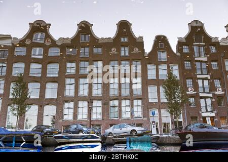 Maisons sur le canal d'Amsterdam se reflétant dans l'eau aux pays-bas Banque D'Images