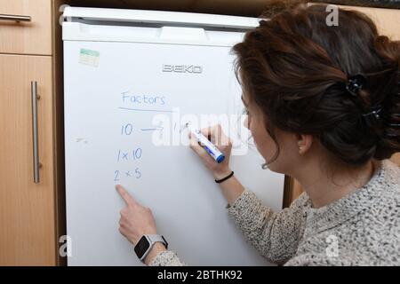 Les enseignants sont obligés d'enseigner leurs leçons à la maison en ligne virtuellement en utilisant leurs téléphones pour se filmer sous le coronavirus Covid-19 Royaume-Uni USA Banque D'Images