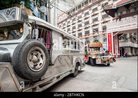 Photos de la circulation à la jonction animée de l'Arc d'amitié philippin chinois dans le quartier de Binondo Chinatown à Manille Philippines. Banque D'Images