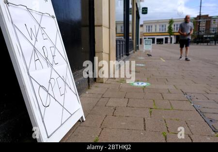 Loughborough, Leicestershire, Royaume-Uni. 26 mai 2020. Un homme passe devant un panneau à l'extérieur d'un marchand de journaux après que Boris Johnson a annoncé que les détaillants non essentiels pourront rouvrir en Angleterre à partir du 15 juin, pendant le confinement en cas de pandémie du coronavirus. Credit Darren Staples/Alay Live News. Banque D'Images