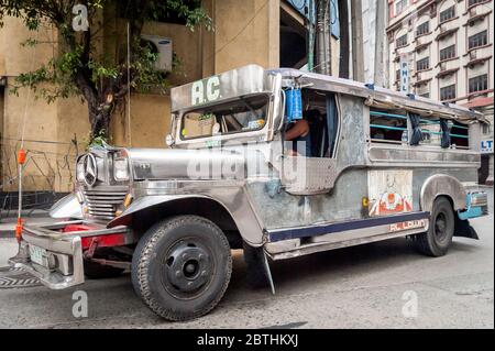 Photos de la circulation à la jonction animée de l'Arc d'amitié philippin chinois dans le quartier de Binondo Chinatown à Manille Philippines. Banque D'Images