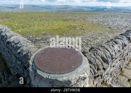 Topographe au sommet d'Ingleborough, l'un des trois sommets du Yorkshire dans le parc national des Yorkshire Dales Banque D'Images