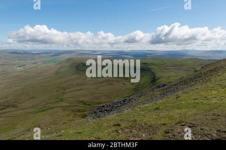 Vue sur le nord-est depuis près du sommet d'Ingleborough dans les Yorkshire Dales vers Souther Scales Fell et Park Fell Banque D'Images