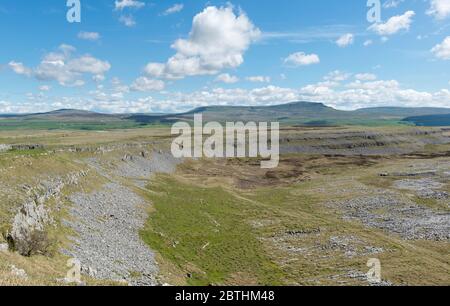 Vue sur Crummack Dale et Moughton cicatrice vers Pen-y-Ghent dans le parc national de Yorkshire Dales Banque D'Images