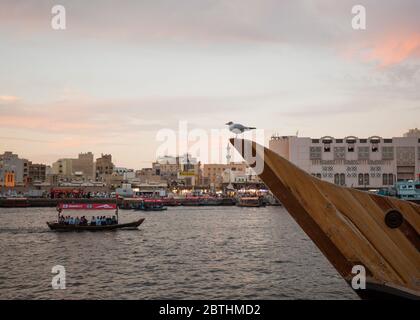 Vue sur la crique depuis Al Fahidi vers Deira, Dubaï, Émirats arabes Unis. Banque D'Images