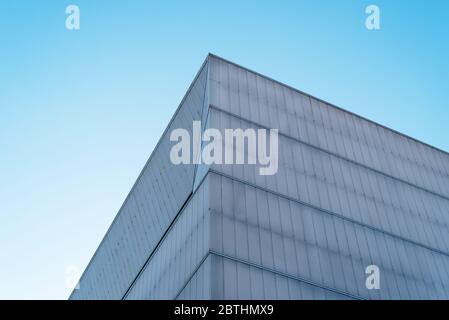 Madrid, Espagne - 24 mai 2020 : façade minimaliste et abstraite d'architecture moderne face au ciel bleu. Marché de Barcelo Banque D'Images