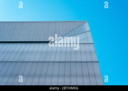 Madrid, Espagne - 24 mai 2020 : façade minimaliste et abstraite d'architecture moderne face au ciel bleu. Marché de Barcelo Banque D'Images