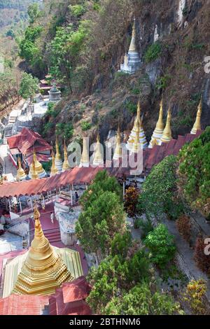 Vue sur Pindaya et l'escalier vers la Pagode Shwe Oo min, village de Pindaya, état de Shan, Myanmar, Asie Banque D'Images