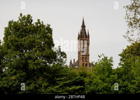 La tour de l'université de Glasgow avec des arbres luxuriants en premier plan dans l'extrémité ouest de Glasgow. Banque D'Images